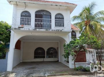 Casa · 255m² · 6 Recámaras · 2 Estacionamientos · Casa en Venta en El Fracc. Flores del Valle, Veracruz, Ver.