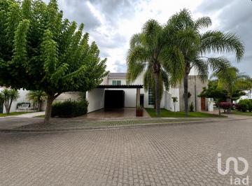 Casa · 190m² · 4 Recámaras · 3 Estacionamientos · Casa en Venta en Aguascalientes en Coto San Nicolás