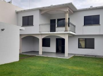 Amplia casa para disfrutar de comodidad, tranquilidad y privacidad con espacios  · En Renta Amplia Casa en Terreno Plano con Jardin Privado ¡Se Aceptan Mascotas!