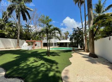 Casa · 312m² · 3 Recámaras · 4 Estacionamientos · Residencia en Venta en Cancún Alamos 1