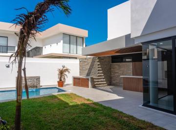 Casa · 500m² · 4 Recámaras · 3 Estacionamientos · Casa con Alberca en Venta en Lomas del Mar, Riviera Veracruzana, Alvarado