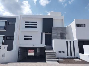 Casa · 215m² · 3 Recámaras · 4 Estacionamientos · Residencia con Amplios Espacios en Colinas de Juriquilla