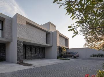 Casa · 325m² · 4 Recámaras · 2 Estacionamientos · Casa con Roof Top, Terraza y 4 Recámaras