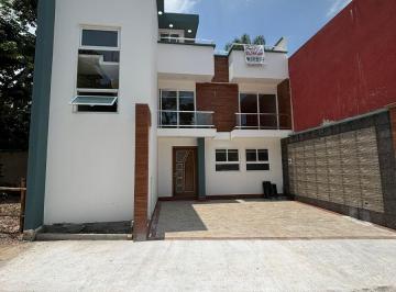 Casa de 4 habitaciones, Coatepec · Vive en Lo Alto de San Miguel: Casa Moderna con Roof Garden en Coatepec
