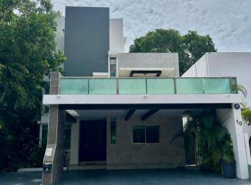 Casa · 345m² · 5 Recámaras · 3 Estacionamientos · Residencial Cumbres: Hermosa y Amplia / Beautiful And Spacious Home