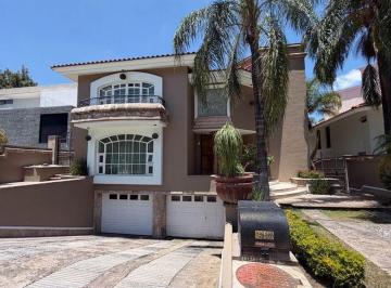 Casa en condominio · 908m² · 4 Recámaras · 3 Estacionamientos · Casa en Venta en Puerta de Hierro, Coto Aragón, Zapopan.