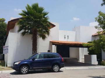 Casa · 290m² · 3 Recámaras · 2 Estacionamientos · Casa en Renta en Lomas del Campanario III, Querétaro