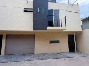 49b4827fdf399b83604d0ad8c3b54abc31c3cb3a00d664dc5be62607640991be · Townhouse de 3 Niveles con Rooftop en Renta | Ermita Sur, Tijuana