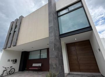 Casa · 145m² · 3 Recámaras · 2 Estacionamientos · Casa Amueblada en Renta en Parque Aguascalientes, Lomas de Angelópolis.