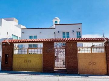Casa · 298m² · 4 Estacionamientos · Casa con Uso de Suelo Mixto en Milenio III, Querétaro