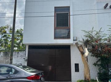 Local en centro comercial , Morelia · Casa en Venta 111 Superficie a Tan Solo 2 Cuadras de Acueducto y Facultad de Leyes