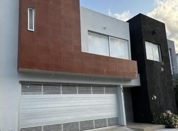 Casa · 294m² · 3 Recámaras · 2 Estacionamientos · Casa con Alberca en Venta Las Palmas
