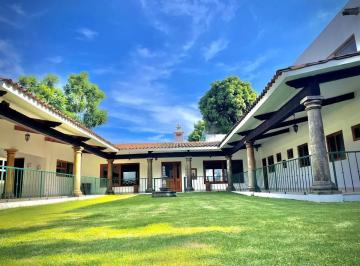 1 · Casa en Jardines de Delicias | Residencia Amplia con Alberca, Jardín y 8 Estacionamientos