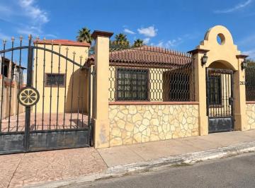 1 · Amplia Casa en Venta en La Aurora