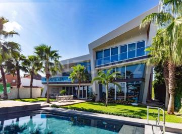 Casa · 1200m² · 5 Recámaras · 4 Estacionamientos · Villa de Lujo Frente Al Mar en La Zona Hotelera de Cancún