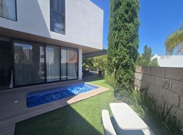 Casa · 520m² · 5 Recámaras · 3 Estacionamientos · Casa en Club de Golf La Loma