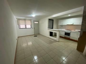 Estancia con persianas y luminaria · Departamento en Primer Piso