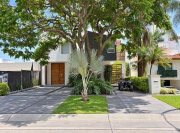 Casa · 405m² · 4 Recámaras · 6 Estacionamientos · Casa en Venta en Valle Real con Gran Jardin
