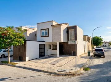 N/A · Casa en Venta en Senderos, con Alberca y en Esquina