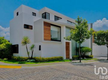 Casa · 338m² · 4 Recámaras · 2 Estacionamientos · Casa en Renta en Esquina en Parque Zacatecas, Cascatta