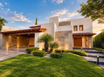 Casa de 4 habitaciones, Querétaro · El Campanario, Casa con Alberca, Amplio Jardín y Excelente Ubicación