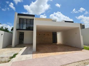Casa · 303m² · 3 Recámaras · 2 Estacionamientos · Casa en Privada Residencial en Venta Al Norte de Mérida