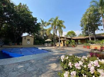 1 · Casa en Las Palmas | Residencia de Una Planta con Estilo Cuernavaca, Jardines y 3 Chimeneas