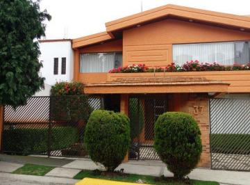 Casa · 260m² · 3 Recámaras · 2 Estacionamientos · Casa en Renta en Parques de La Herradura, Calle Cerrada con Vigilancia