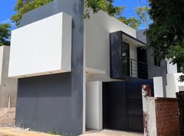 Casa de 3 habitaciones, Coatepec · Casa Moderna con Recámara en Planta Baja, Amplia Terraza con Vista a Área Verde