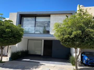 Casa · 240m² · 4 Recámaras · 2 Estacionamientos · Casa en Renta de 4 Recámaras Zona Este de León, Guanajuato Lomas de Punta del Este