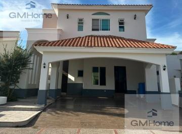 Casa · 450m² · 4 Recámaras · 2 Estacionamientos · Casa en Renta en Club Real