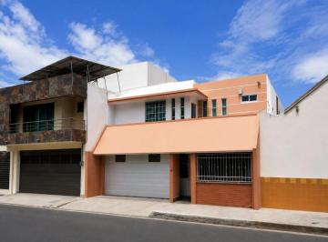 Casa · 370m² · 3 Recámaras · 2 Estacionamientos · Casa en Venta de Jardines de Mocambo
