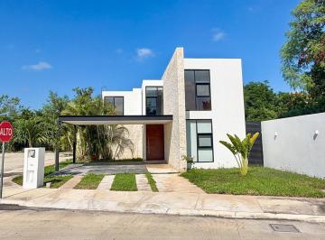 Casa · 357m² · 4 Recámaras · 2 Estacionamientos · Casa en Venta en Privada Nortemerida
