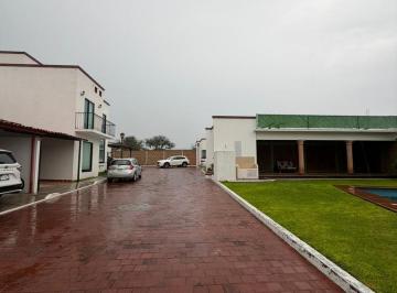 Casa · 198m² · 3 Recámaras · 1 Estacionamiento · Casa en Venta Dentro de Exclusiva Privada en Tequisquiapan con Alberca