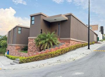 Casa · 286m² · 2 Recámaras · 2 Estacionamientos · Casa en Venta en Bosques Residencial El Barrial, Santiago