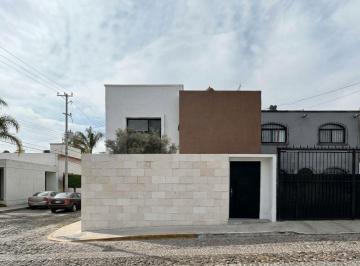 Casa · 293m² · 3 Recámaras · 2 Estacionamientos · Casa en Venta en Tercera de Alamos, Queretaro