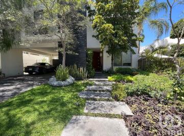 Casa · 430m² · 4 Recámaras · 4 Estacionamientos · Casa en Venta en Condominio La Ceiba