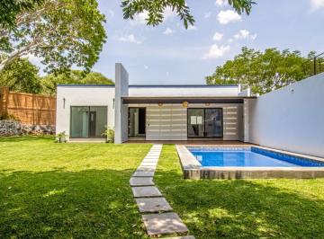 Casa · 240m² · 3 Recámaras · 2 Estacionamientos · Casa en Venta de 1 Nivel con Alberca y Amplio Jardin en Burgos Bugambilas