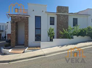 Casa · 360m² · 4 Recámaras · 4 Estacionamientos · Casa en Renta con Opcion a Venta en Mision del Bosque