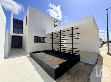 Casa · 194m² · 3 Recámaras · 2 Estacionamientos · Casa en Venta en Nadira Conkal con Amplio Terreno