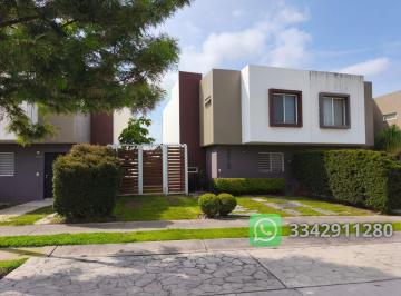 Casa en condominio de 3 habitaciones, Zapopan · Confortable Residencia Tesistan en Coto 5 Estacionamientos