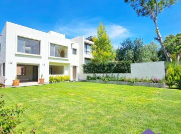 Casa · 306m² · 4 Estacionamientos · Residencia en Venta en Club de Golf Tequisquiapan Junto Al Lago del Club de Golf