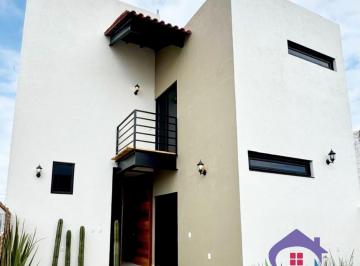 Casa · 210m² · 3 Recámaras · 1 Estacionamiento · Casa en Renta en Tequisquiapan Fraccionamiento Privado con Seguridad