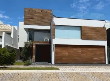 Casa · 854m² · 6 Recámaras · 3 Estacionamientos · Casa en Venta en Cluster 777