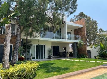 Casa · 450m² · 4 Recámaras · 2 Estacionamientos · Casa en Venta en Fracc. Lomas del Sol, Cuernavaca