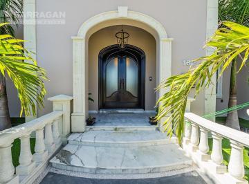 Casa · 1160m² · 5 Recámaras · 6 Estacionamientos · Casa en Venta en El Campanario, con Espectacular Vista Al Campo de Golf