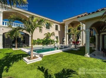 Casa · 1160m² · 5 Recámaras · 6 Estacionamientos · Casa en Venta en El Campanario, con Espectacular Vista Al Campo de Golf
