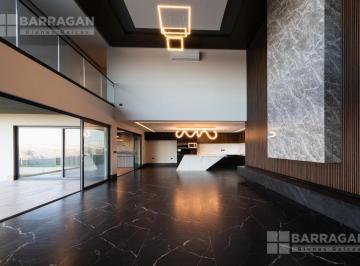 Casa · 1380m² · 5 Recámaras · 6 Estacionamientos · Casa en Venta en El Campanario, con Acabados de Lujo
