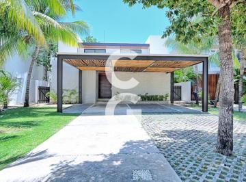 Casa · 502m² · 4 Recámaras · 8 Estacionamientos · Casa en Renta en Cancún en Residencial Lagos del Sol a Pie de Lago