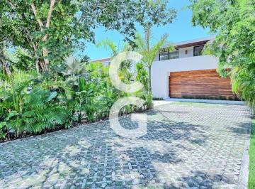 Casa · 502m² · 4 Recámaras · 8 Estacionamientos · Casa en Venta y Renta en Cancún en Residencial Lagos del Sol a Pie de Lago con Alberca